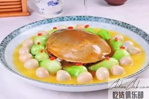 clam with pearls